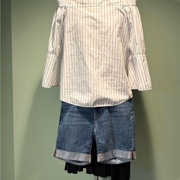 Calvin Klein off-the -shoulder bell sleeve top size Small - Picture 2 of 3